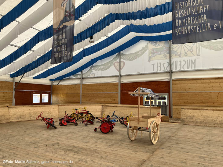 Humoristisches Veledorm im Museumszelt auf der Oidn Wiesn: Aufbau-Arbeiten auf der Theresienwiese 16.08.2023 (Mittwoch) (©Foto:Martin Schmitz)
