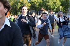 240921wiesn-einlauf003