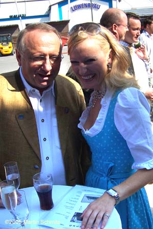 050901weinzelt_richtfest01