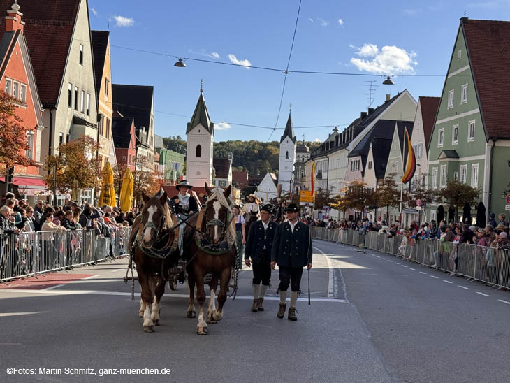 Leonhardifahrt 2023 in Fürstenfeldbruck (©Foto: Martin Schmitz)