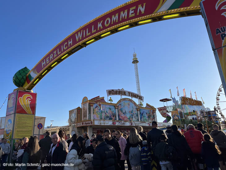An allen Eingängen des Osterplärrer 2022 werden die Besucher begrüßt (©Foto: Martin Schmitz)(