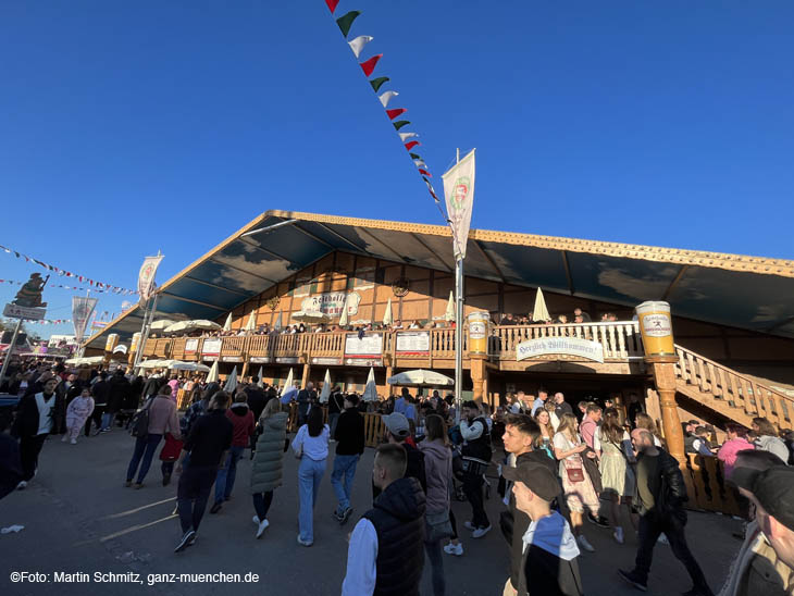 Festhalle Binswanger auf dem Osterplärrer 2022 in Augsburg (Foto. Martin Schmitz)