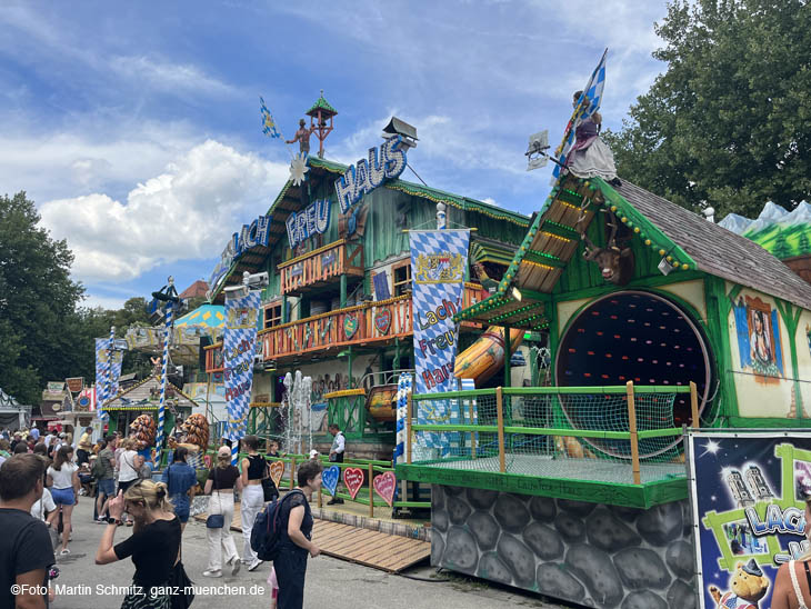 Lach +Freu Haus auf dem Dachauer Volksfest 2022 (©Foto: Martin Schmitz