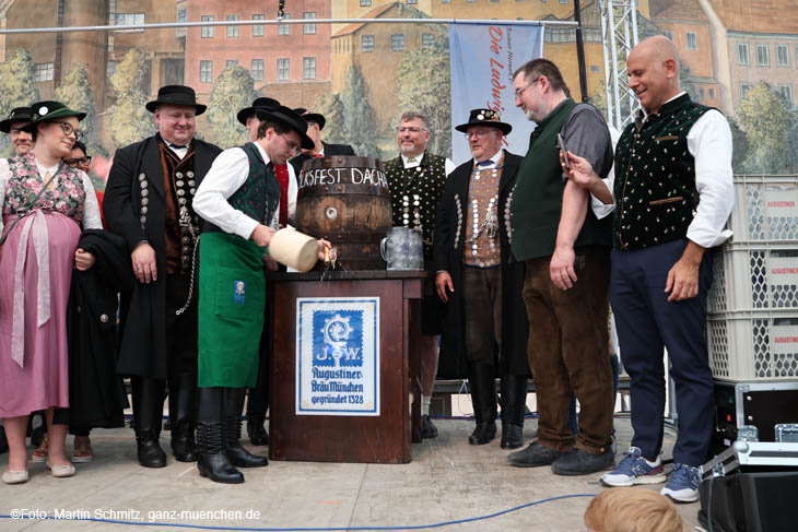 Anstich Dachauer Volksfest 2023 durch Oberbürgermeister Florian Hartmann mit 2 Schlägen (©Foto. Martin Schmitz)