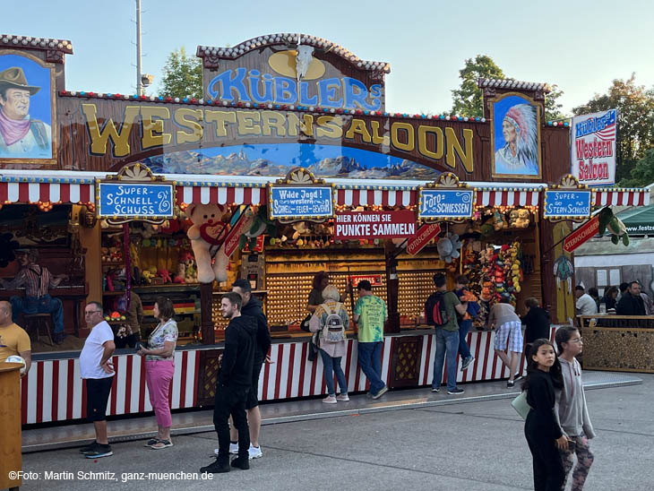 Küblers Western Saloon auf dem 71. Olchinger Volksfest 2023 (©Foto: Martin Schmitz)